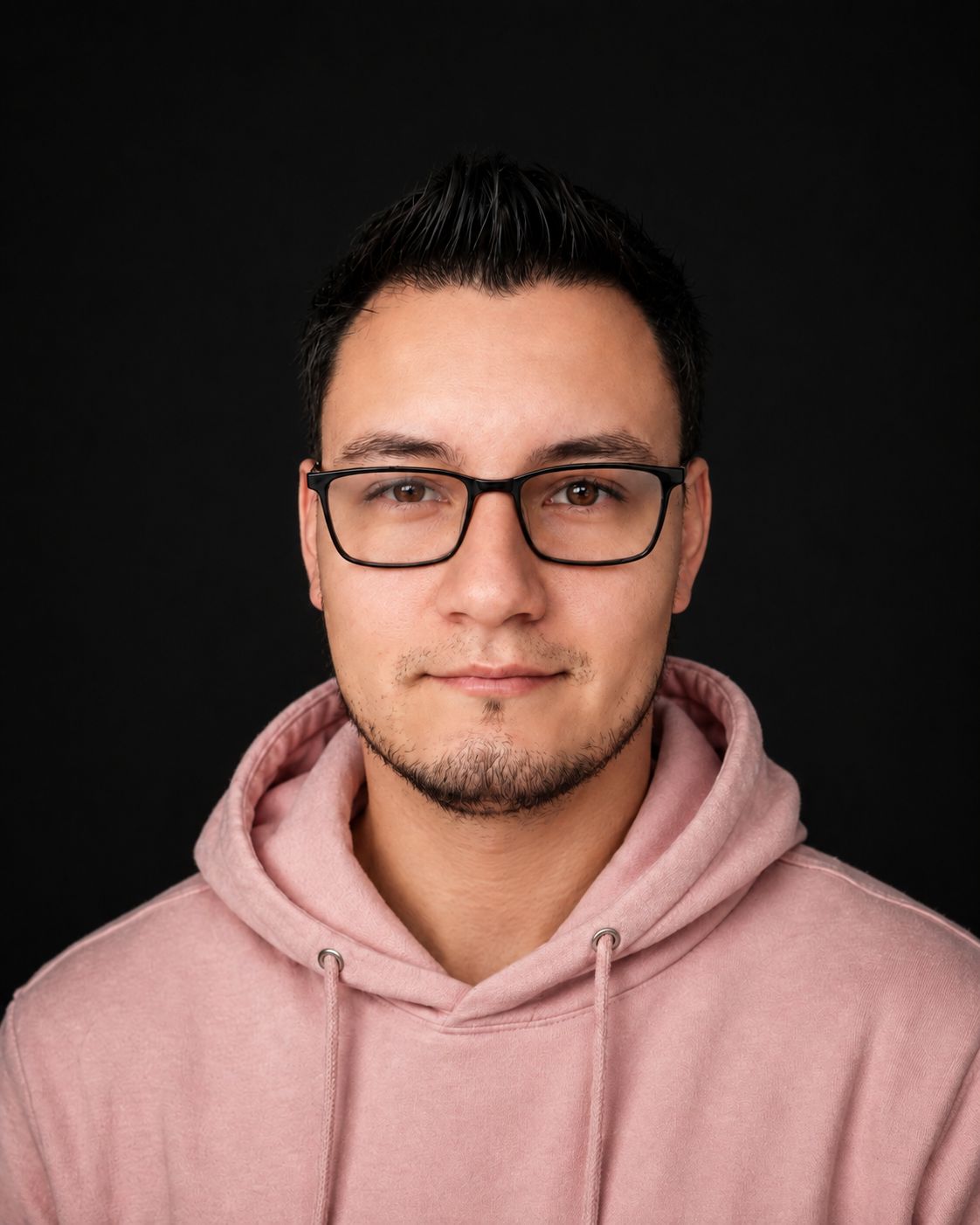 Retrato de Manuel Guzmán, desarrollador de software y creador de maguzdev.